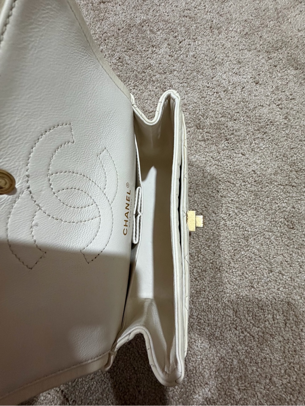 CHANEL Aged Calfskin Quilted 2.55 Reissue 224 Flap Ivory - Picture 13 of 16